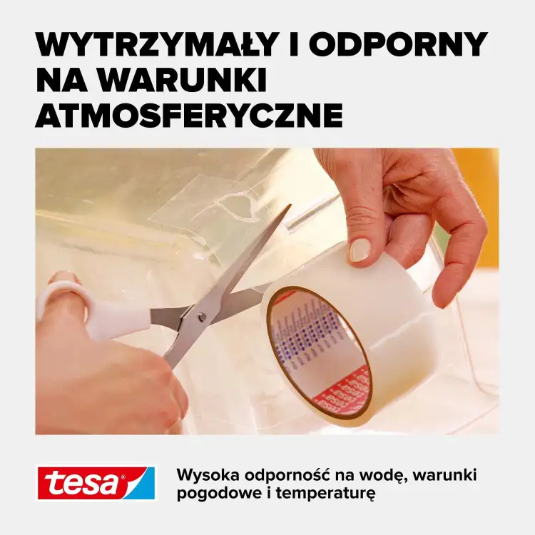 Nożyczki przecinają przezroczystą taśmę Tesa, przygotowując ją do naprawy powierzchni w domu