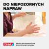 Dłonie naklejają przezroczystą taśmę Tesa na plastikowy pojemnik podczas drobnej naprawy domowej