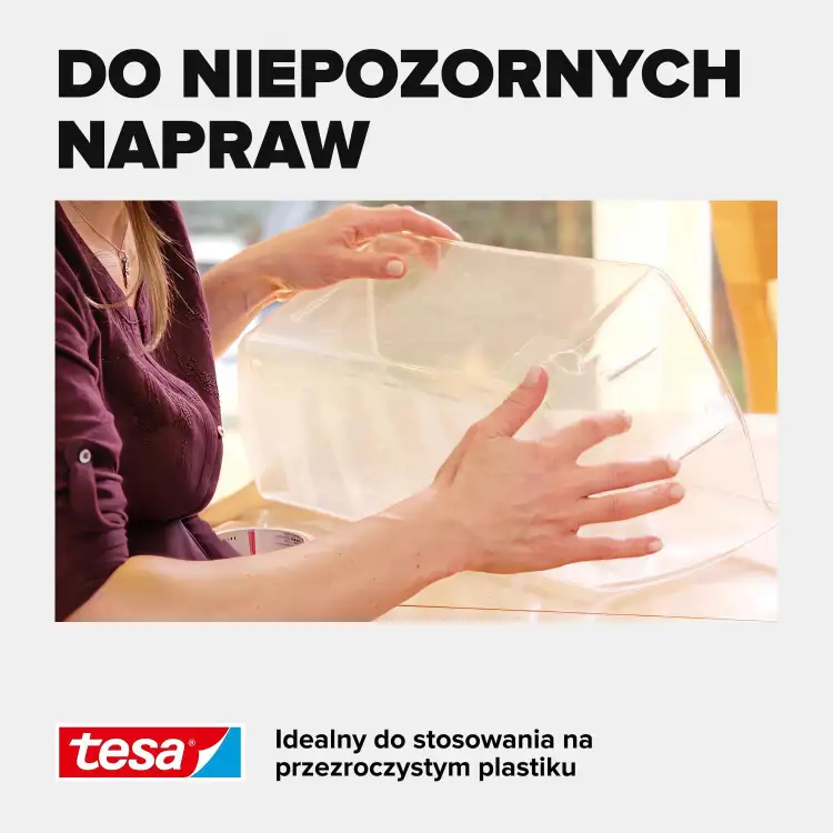 Dłonie naklejają przezroczystą taśmę Tesa na plastikowy pojemnik podczas drobnej naprawy domowej