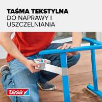 Osoba owija srebrną taśmą Tesa nogę niebieskiego mebla na drewnianej podłodze tarasu