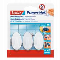 Opakowanie trzech białych haczyków Tesa Powerstrips prezentowane na tle kafelków łazienkowych