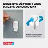 Biały druciany haczyk Tesa zamocowany na przezroczystej powierzchni prezentuje sposób zawieszania ozdób
