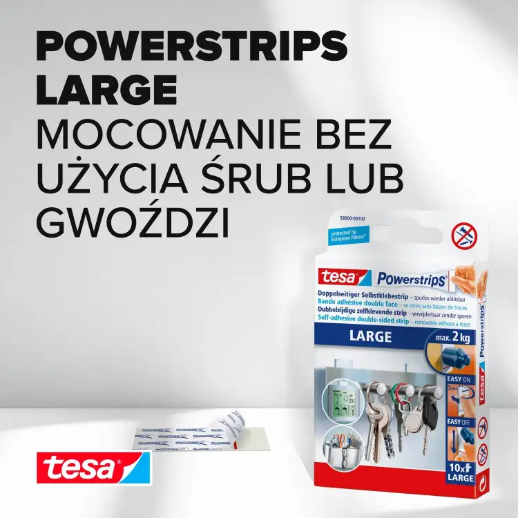 Zbliżenie na opakowanie Tesa Powerstrips Large z wizualizacją mocowania kluczy i ozdób na ścianie