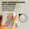 Zbliżenie na rękę odklejającą plakat ze ściany, pod którym widoczny jest pasek Tesa