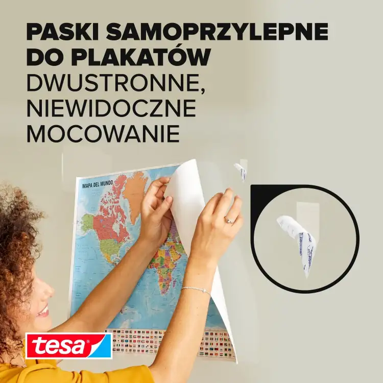 Zbliżenie na rękę odklejającą plakat ze ściany, pod którym widoczny jest pasek Tesa