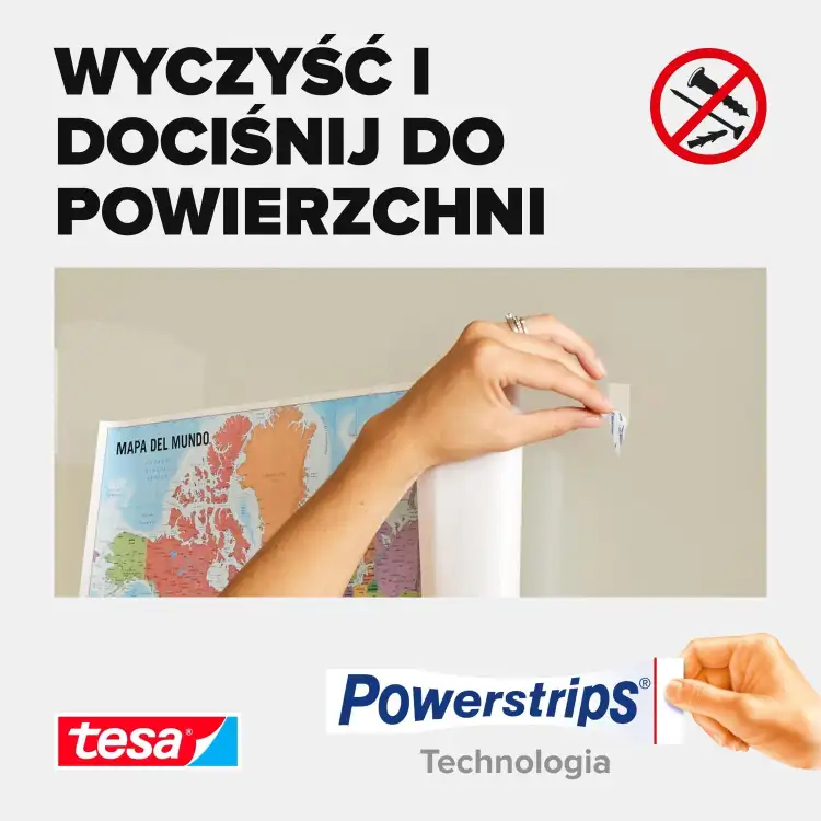 Ręka mocuje plakat do ściany za pomocą samoprzylepnego paska montażowego Tesa Powerstrips