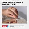 Delikatny pasek samoprzylepny Tesa przyklejany do gładkiej, jasnej ściany przez palce osoby