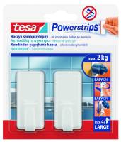 Opakowanie z dwoma białymi haczykami Tesa Powerstrips prezentowane na tle niebieskich płytek kuchennych