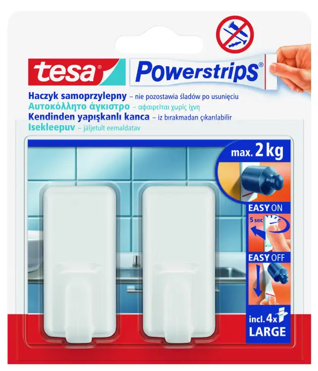 Opakowanie z dwoma białymi haczykami Tesa Powerstrips prezentowane na tle niebieskich płytek kuchennych