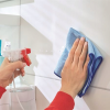 Przygotowanie powierzchni płytki do montażu haczyka Tesa Powerstrips przy użyciu ściereczki i sprayu