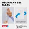 Osoba z łatwością usuwa biały haczyk samoprzylepny Tesa ze ściany bez pozostawiania śladów