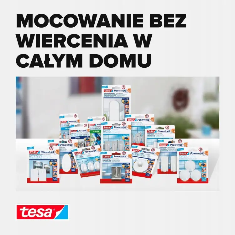 Na zdjęciu widoczna jest szeroka gama białych haczyków samoprzylepnych Tesa do różnych zastosowań domowych