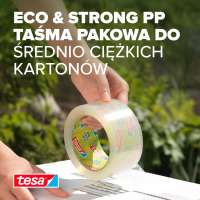 Osoba zabezpiecza karton przezroczystą taśmą akrylową Tesa podczas pakowania na zewnątrz