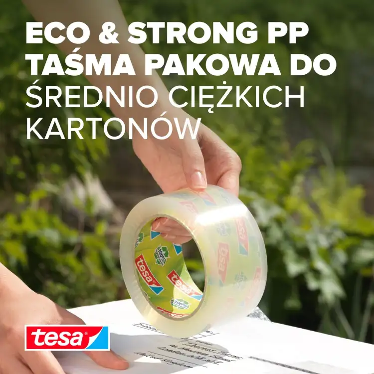 Osoba zabezpiecza karton przezroczystą taśmą akrylową Tesa podczas pakowania na zewnątrz