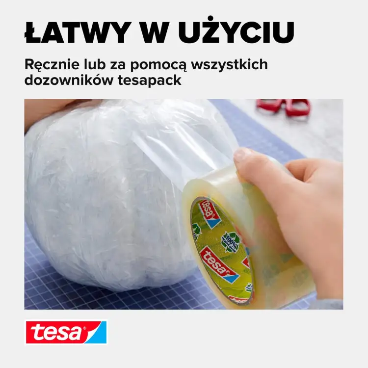 Przezroczysta taśma akrylowa Tesa używana do owijania folią i zabezpieczania dużej paczki