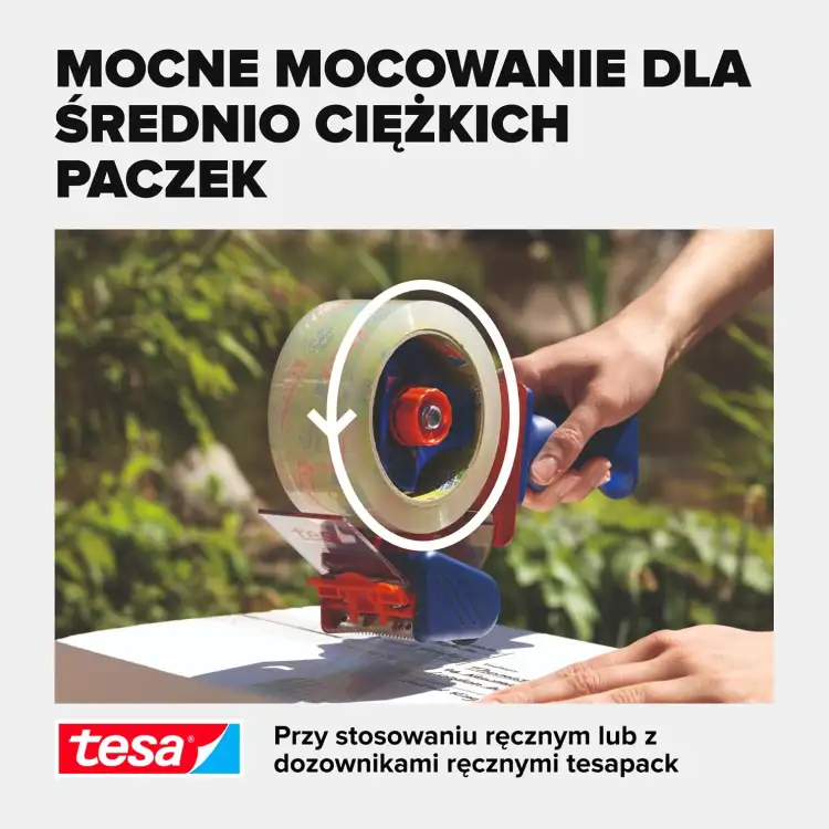 Aplikator z bezbarwną taśmą pakową Tesa zabezpiecza średniej wielkości karton na stole ogrodowym