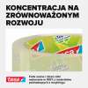 Zbliżenie na bezbarwną taśmę pakową Tesa z widocznym nadrukiem o recyklingu na etykiecie