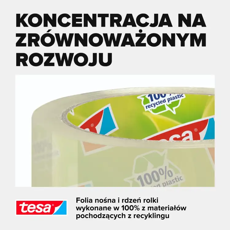 Zbliżenie na bezbarwną taśmę pakową Tesa z widocznym nadrukiem o recyklingu na etykiecie