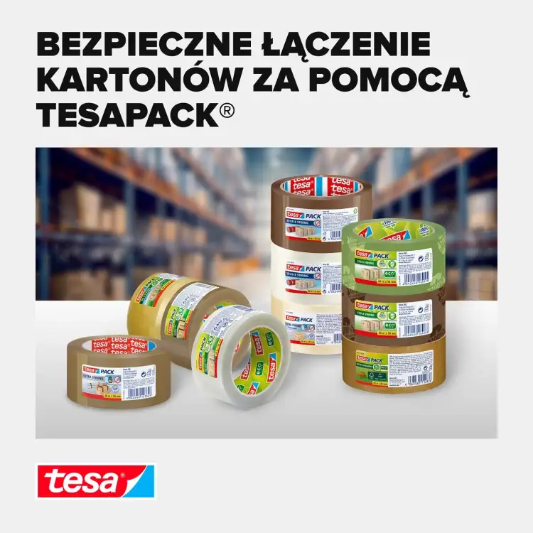 Kilka rolek mocnej taśmy pakowej Tesa bezbarwnej prezentowanych na tle magazynu z regałami