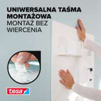 Osoba przykleja biały panel do ściany za pomocą piankowej taśmy montażowej Tesa