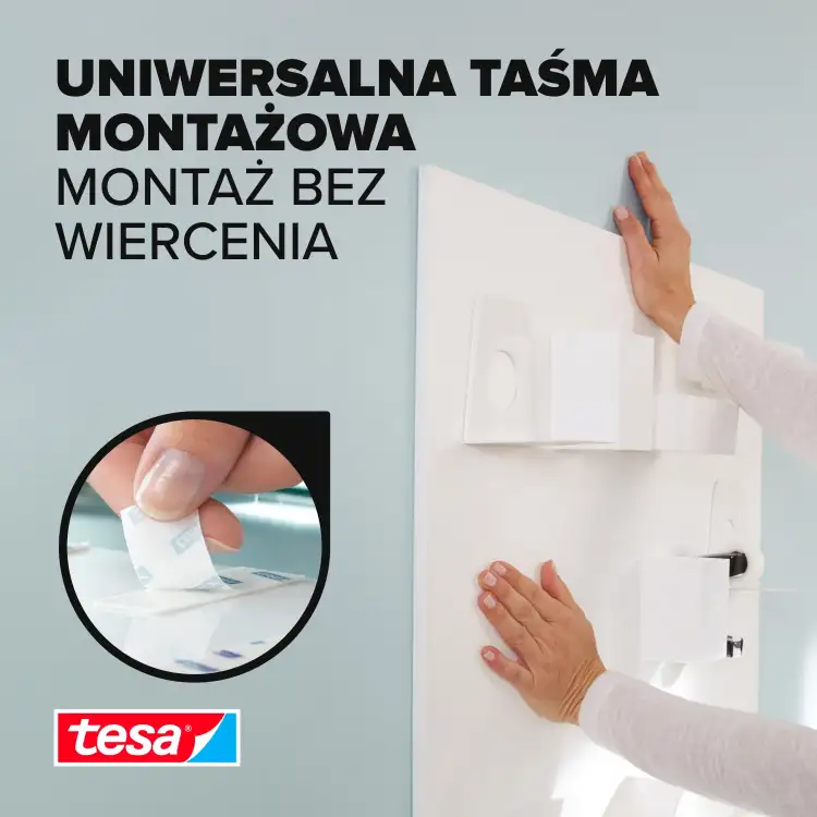 Osoba przykleja biały panel do ściany za pomocą piankowej taśmy montażowej Tesa