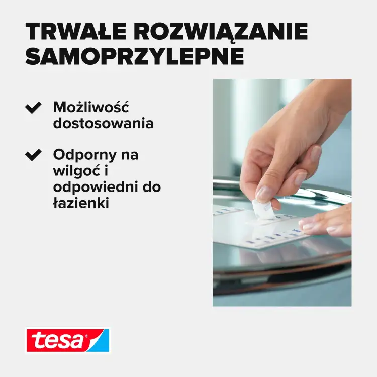 Osoba przykleja dwustronną taśmę klejącą Tesa do gładkiej powierzchni w łazience