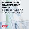 Na zdjęciu widoczna aplikacja przezroczystych pasków Tesa Powerstrips na szklanej powierzchni w łazience