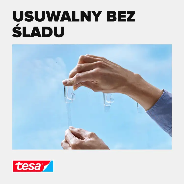Transparentne paski samoprzylepne Tesa unoszone w dłoniach na tle niebieskiego nieba