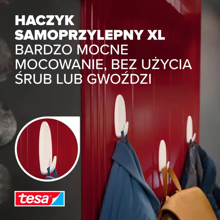 Na czerwonej ścianie zawieszono kilka białych, owalnych haczyków Tesa z ubraniami
