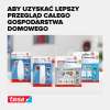 Na zdjęciu widoczne są opakowania haczyków samoprzylepnych Tesa prezentowane na jasnym tle sklepowym