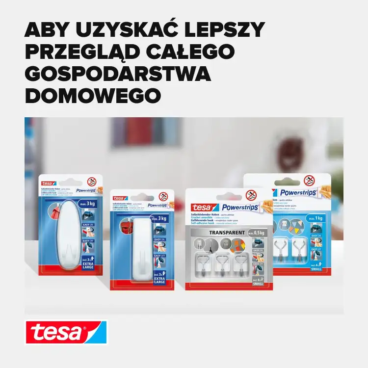 Na zdjęciu widoczne są opakowania haczyków samoprzylepnych Tesa prezentowane na jasnym tle sklepowym