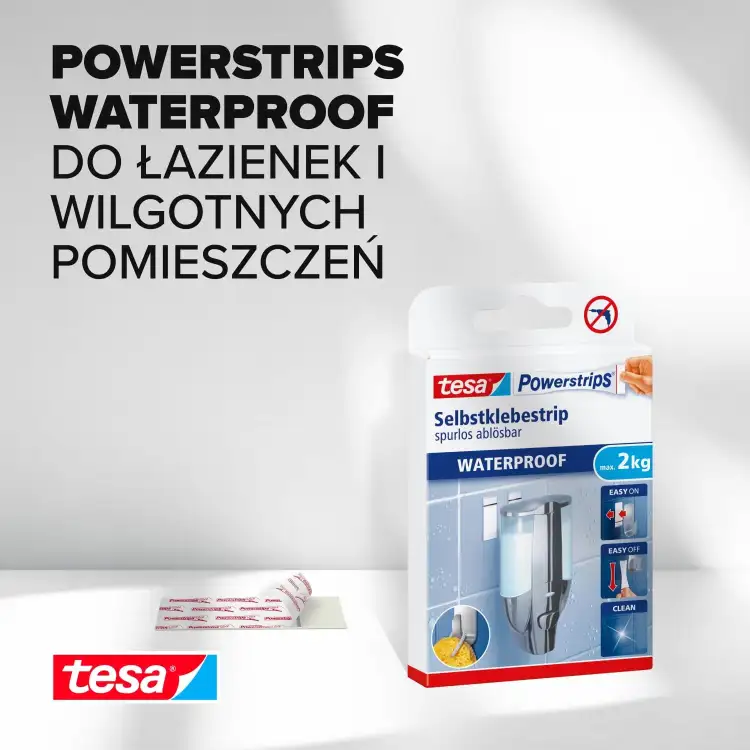 Zestaw pasków samoprzylepnych Tesa prezentowany na tle jasnej łazienki obok oryginalnego opakowania