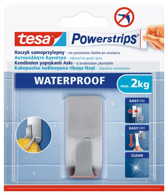 Na zdjęciu widoczny metalowy haczyk Tesa Powerstrips zamocowany na płytkach łazienkowych