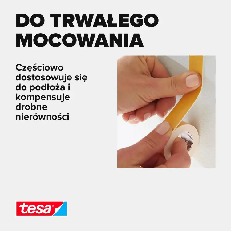 Zbliżenie na aplikację piankowej taśmy montażowej Tesa podczas mocowania elementu do ściany
