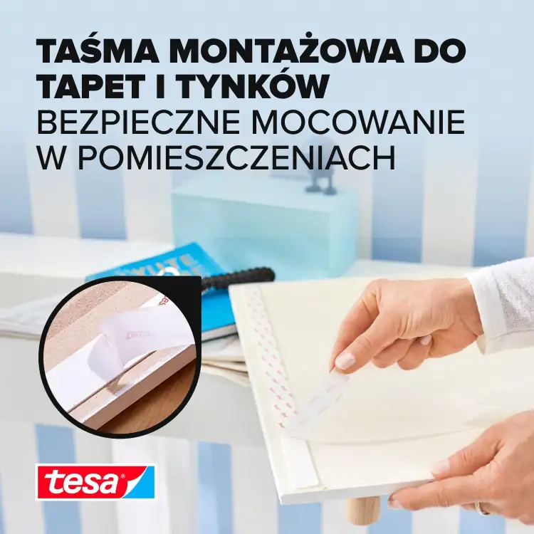 Osoba odkleja fragment taśmy piankowej Tesa, przygotowując ją do montażu na ścianie w domu
