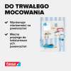 Na zdjęciu pokazano fragment ściany z tapetą, gdzie taśma montażowa Tesa mocuje dekoracje i akcesoria