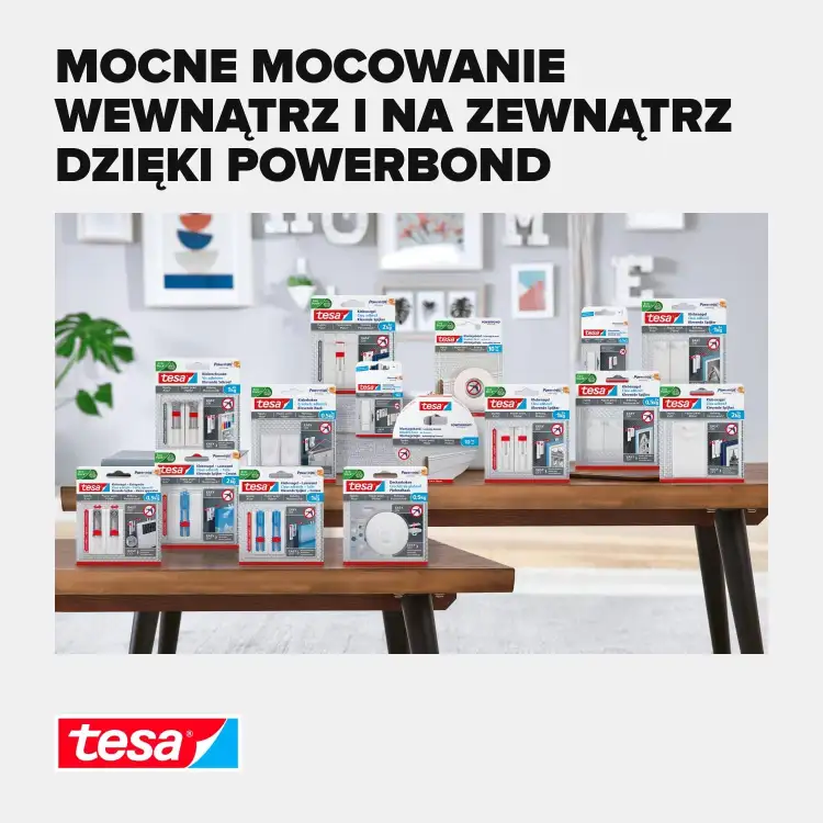 Na zdjęciu widoczne opakowania piankowej taśmy montażowej Tesa Powerbond ustawione na drewnianym stole