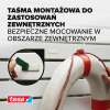 Zbliżenie na rękę przyklejającą piankową taśmę Tesa do białej powierzchni na zewnątrz