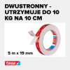 Czerwono-biała rolka piankowej taśmy Tesa leży na białym tle z widocznym logo marki