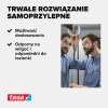 Mężczyzna przykleja dwustronną taśmę klejącą Tesa do lustra w łazience odpornej na wilgoć