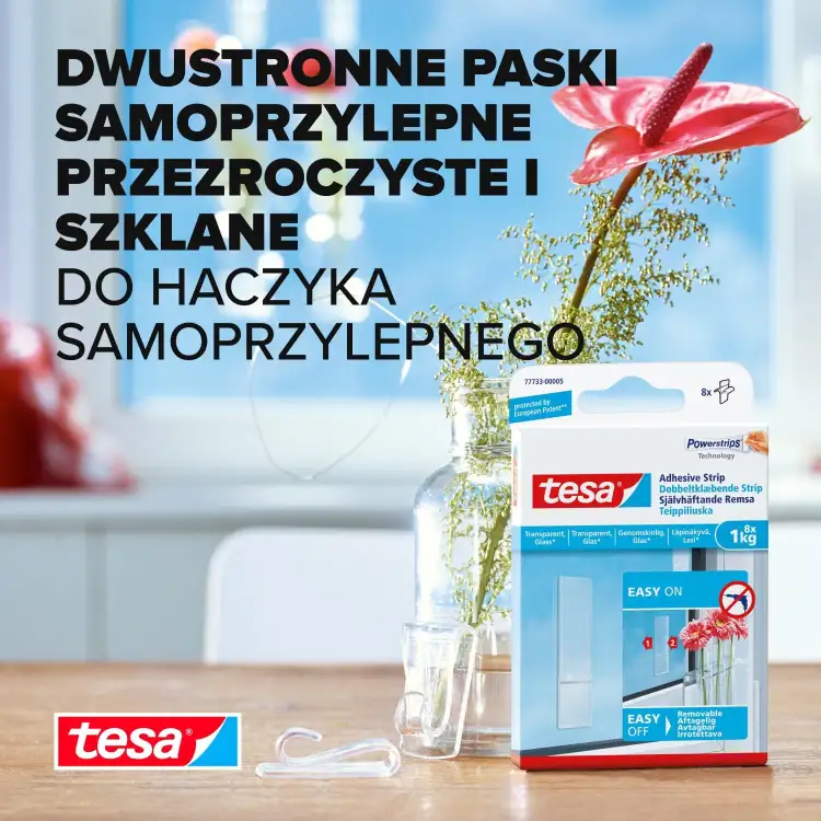 Zbliżenie na opakowanie przezroczystych pasków montażowych Tesa stojące obok szklanego wazonu z kwiatem