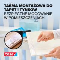 Widoczna aplikacja piankowej taśmy Tesa na ścianie podczas montażu dekoracyjnej ramki w pokoju