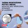 Osoba przykleja okrągłe lustro do ściany w łazience za pomocą taśmy piankowej Tesa