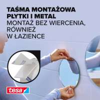 Osoba przykleja okrągłe lustro do ściany w łazience za pomocą taśmy piankowej Tesa