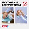 Zbliżenie na dłonie dociskające lustro do ściany z użyciem piankowej taśmy montażowej Tesa