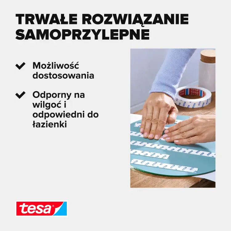 Osoba przykleja dwustronną taśmę montażową Tesa do tylnej strony okrągłego lustra