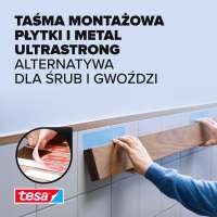 Mocna piankowa taśma Tesa przytrzymuje drewnianą listwę na ścianie bez użycia narzędzi