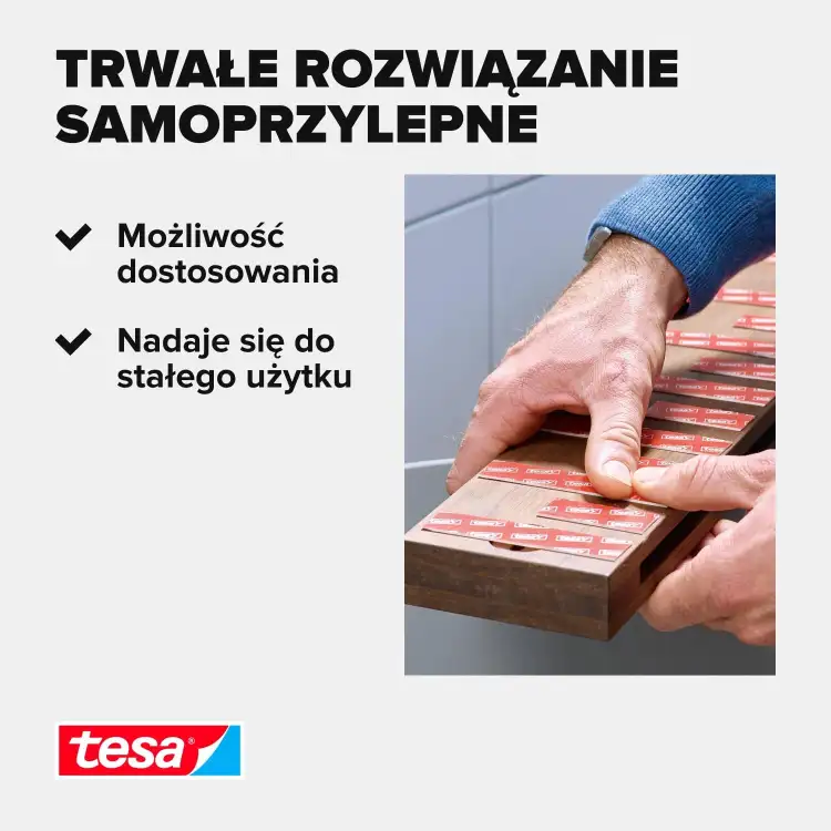 Mężczyzna przykleja dwustronną taśmę klejącą Tesa do drewnianej listwy podczas montażu na płytkach