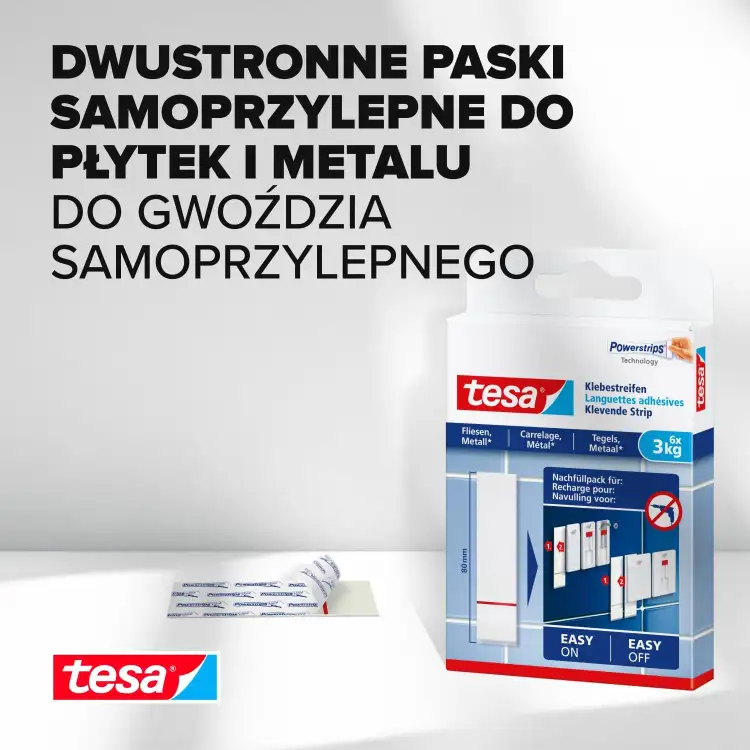 Zbliżenie na opakowanie Tesa z paskami montażowymi dwustronnymi przeznaczonymi do płytek i powierzchni metalowych