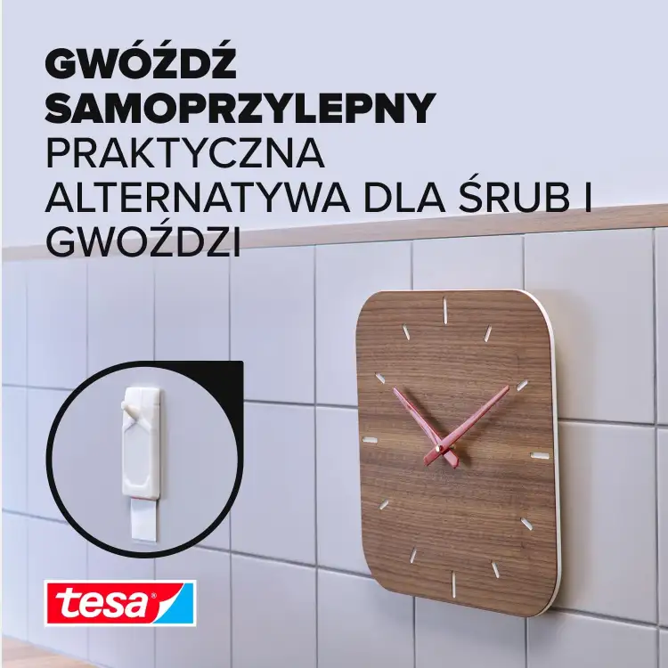 Na zdjęciu samoprzylepny gwóźdź Tesa utrzymuje zegar ścienny na płytkach ceramicznych w łazience